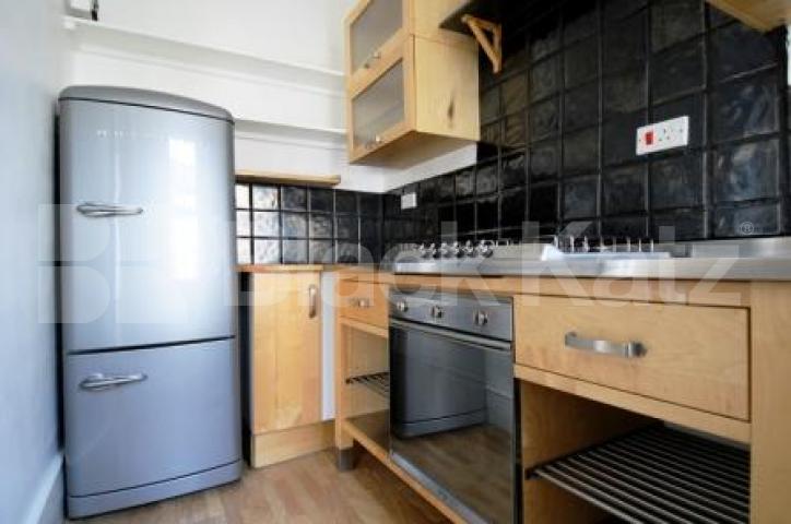 			Available July, 2 Bedroom, 1 bath, 1 reception Flat			 Carlingford Road, TURNPIKE LANE
